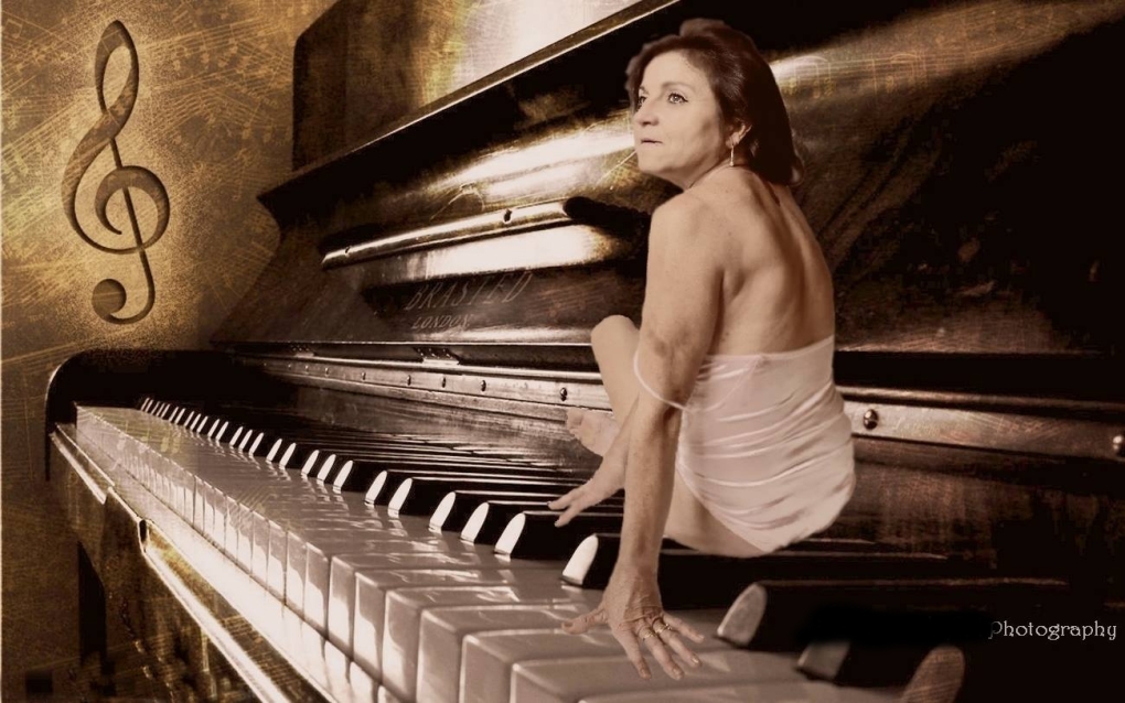 Блондинка в трусиках на корточках