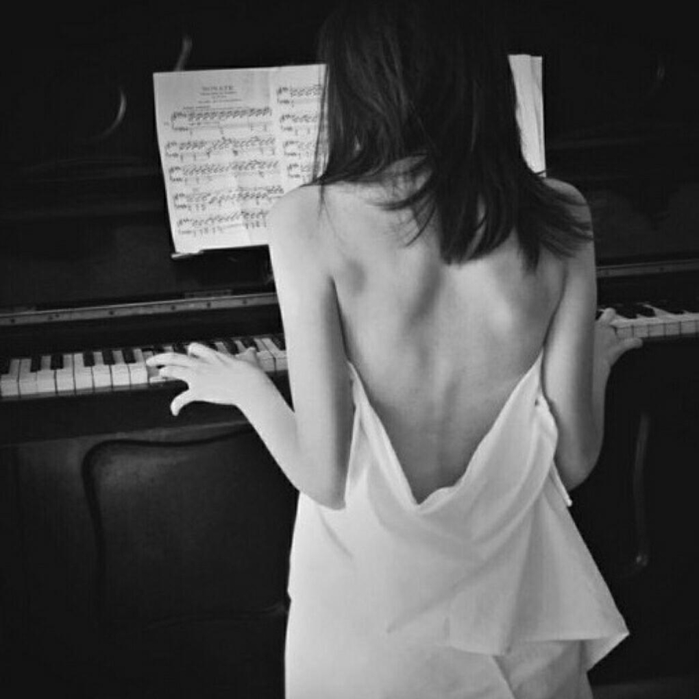 Девушка на рояле