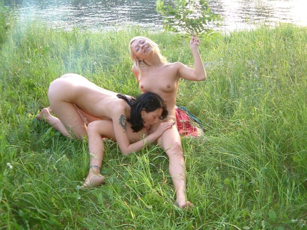 Голые мужчины с женщинами на речке
