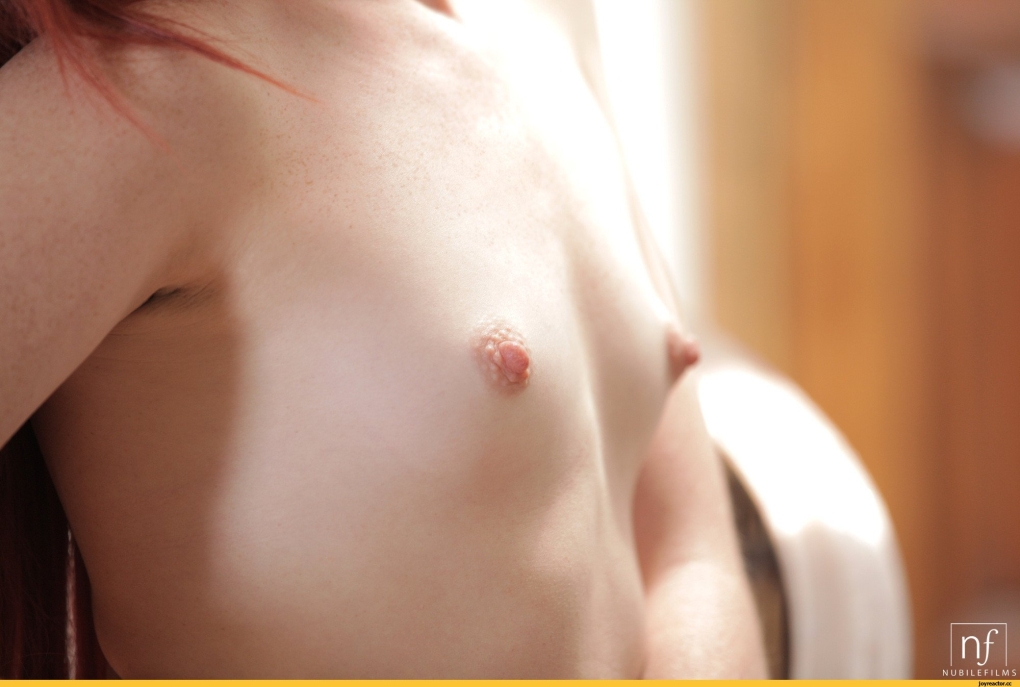 Красивая брюнетка с маленькой грудью