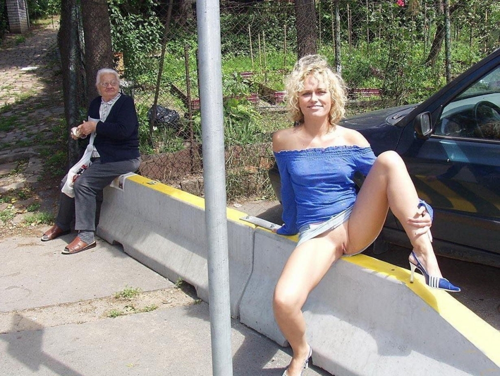 Мамаша на улице без трусиков