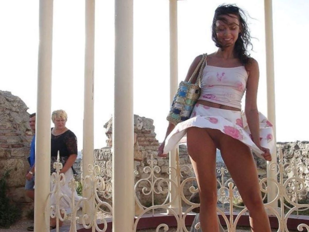 Девушки без трусиков под юбкой