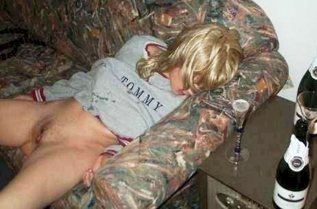 Пьяные девушки без трусов