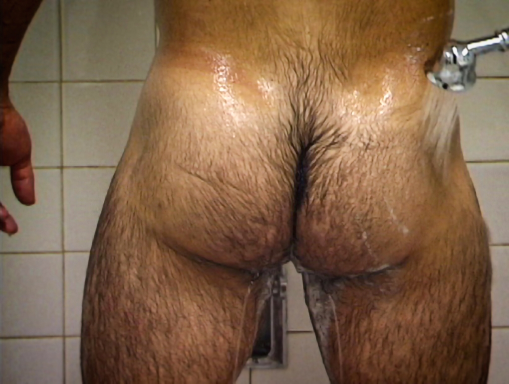 Волосатая пухлая мужская задница