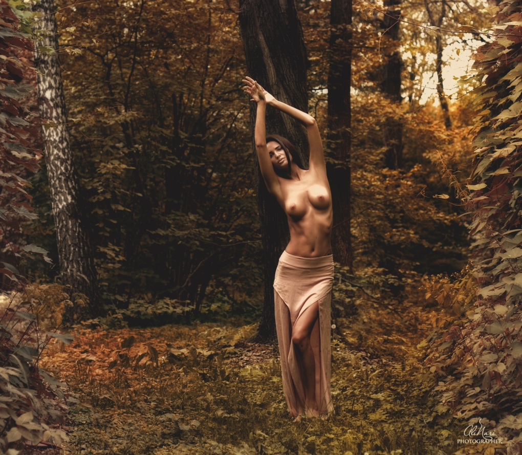 Эстетическое ню девушка в лесу