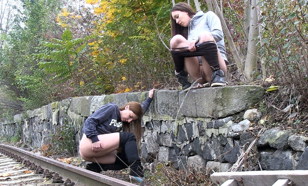 Девушка какает в парке