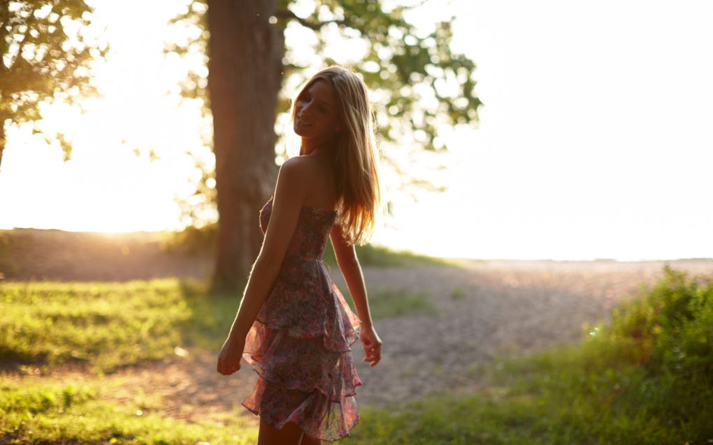 Девушка в платье летом на природе