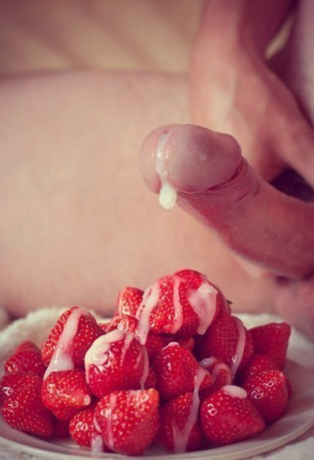 Клубника со сливками на члене