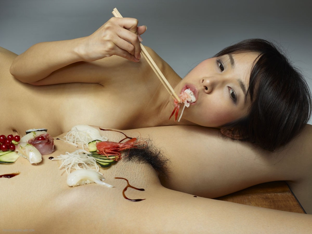 Японка голая с суши на столе