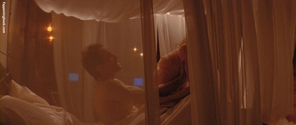 Голые сиськи Анджелины Джоли