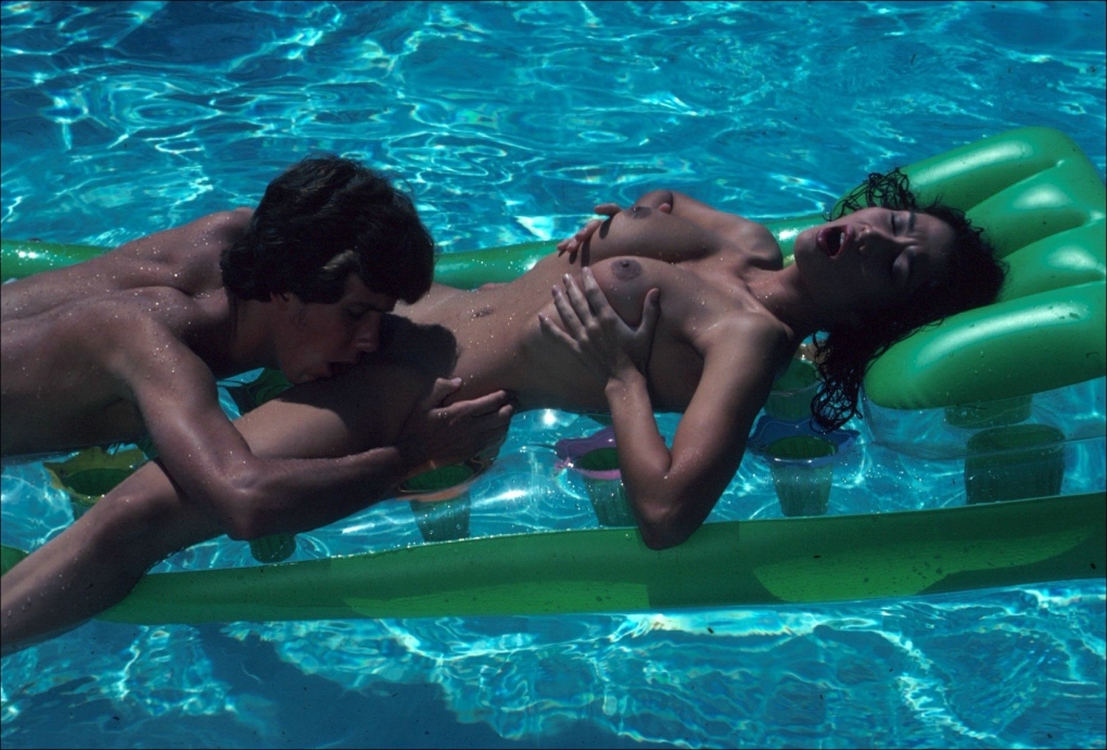 Голенькие парни и девушки в бассейне