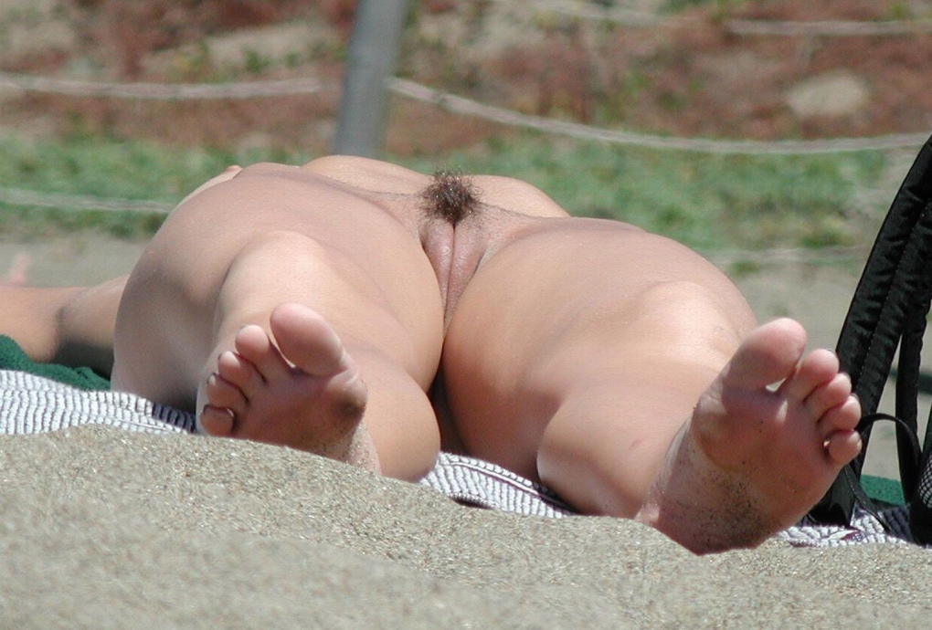 Женщина загорает без трусиков