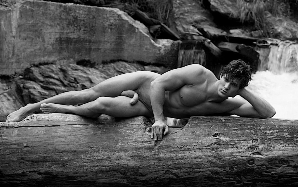 Красивые голые парни на пляже