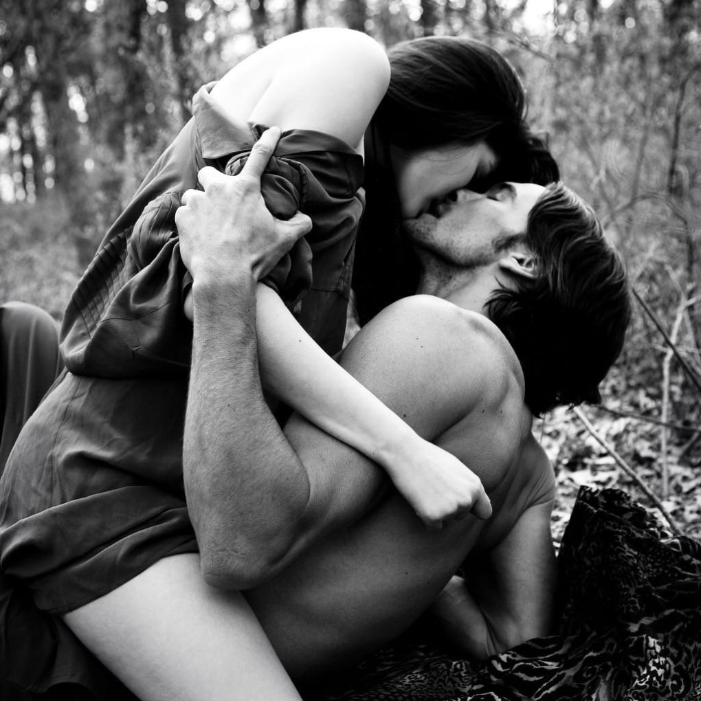 Эротическая фотосессия пары на природе