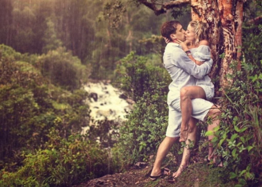 Поцелуй у дерева