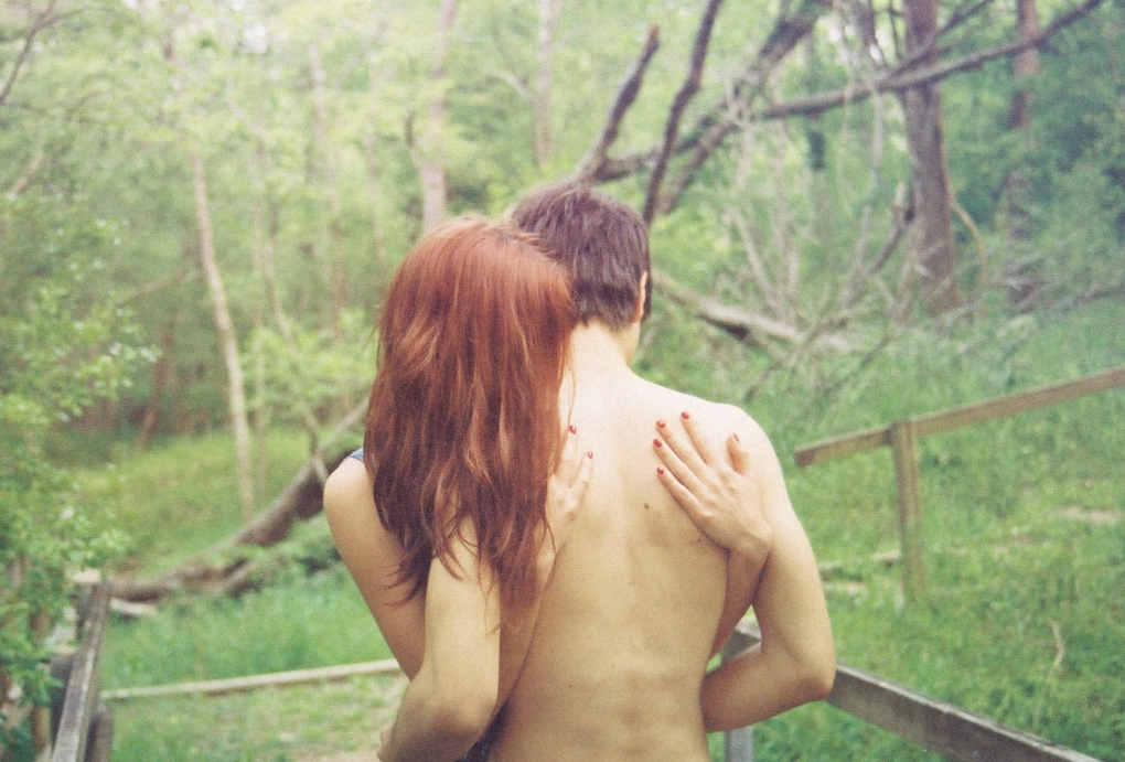 Рыжеволосая девушка с парнем