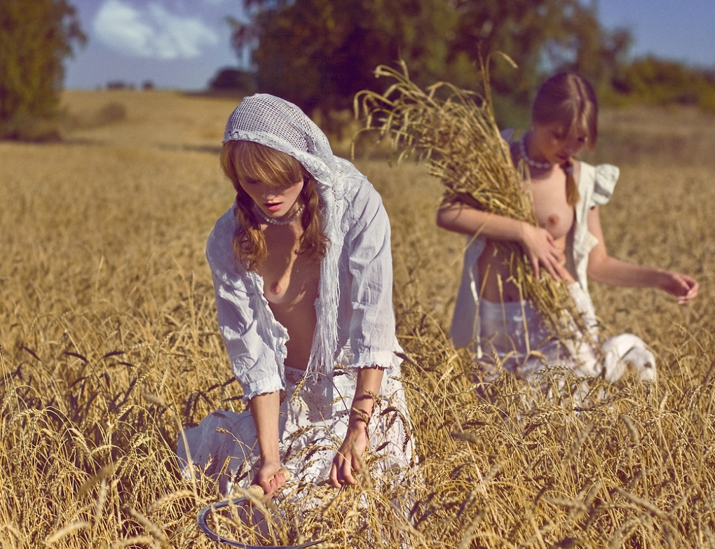 Эротическая фотосессия в поле