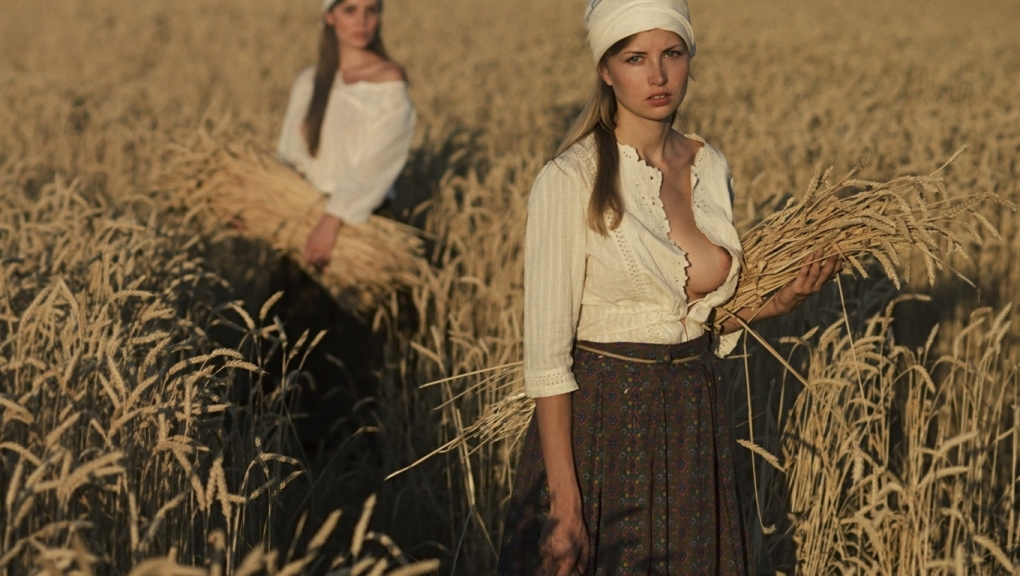 . Эротичные крестьянки в поле