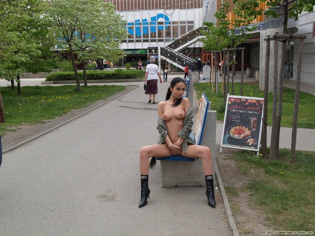 Шалавы раздеваются на улице