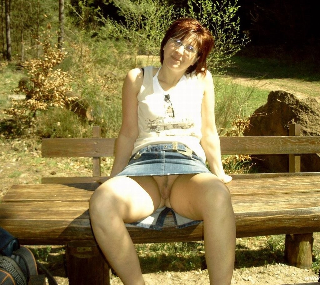 Волосатая под юбкой в парке