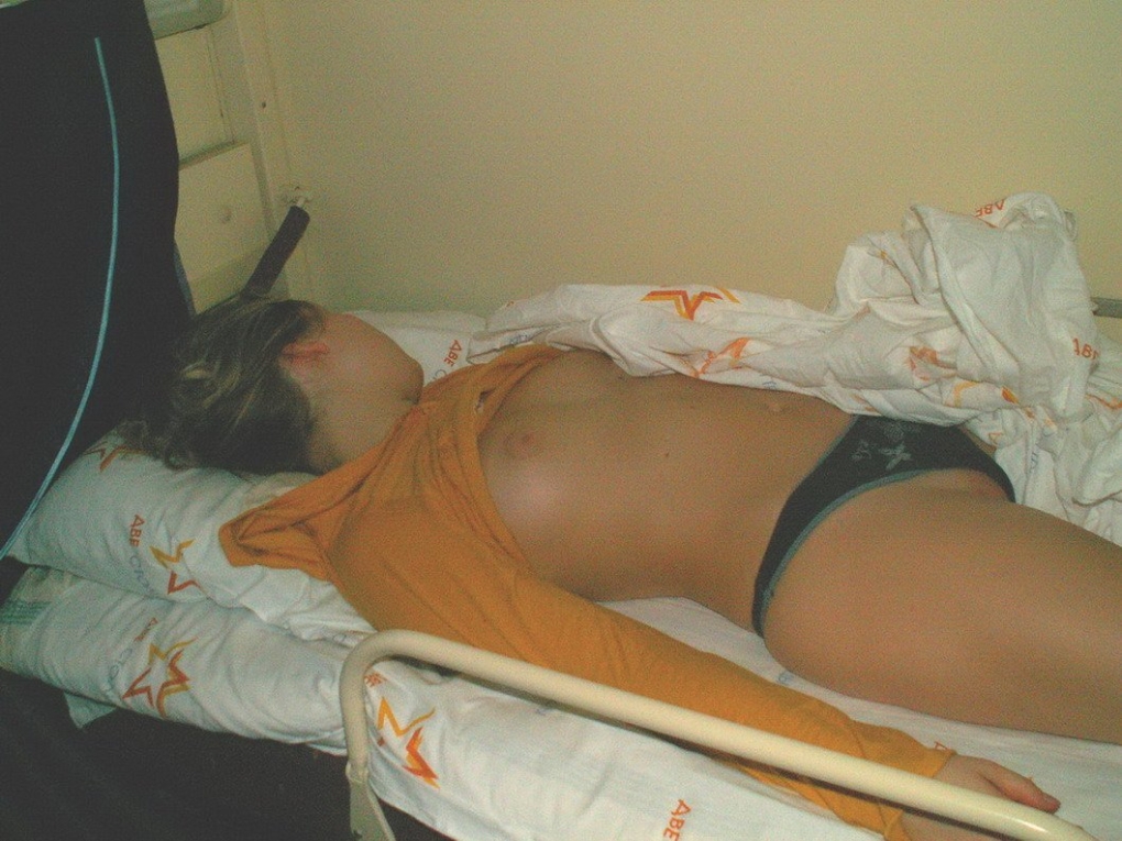 Спящие девушки в поезде