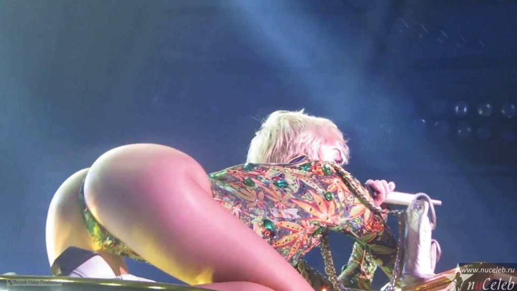 Знаменитости на вечеринке без трусов