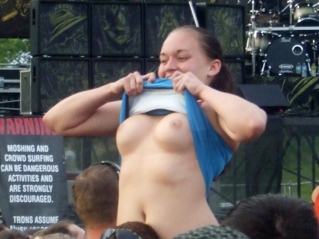 Школьница случайно засветила титьки