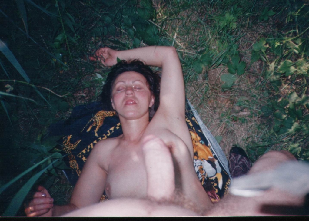 Девушка ссыт в подвале