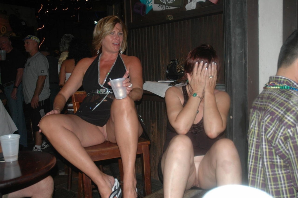 Пьяные девушки без трусиков