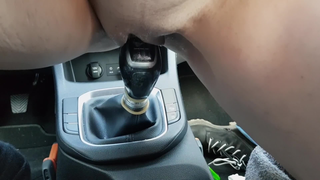 Сисястая баба в машине