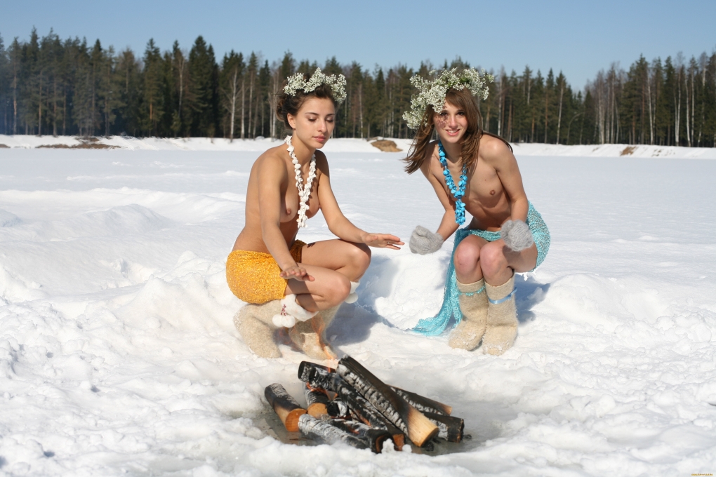 Голышом зимой у костра