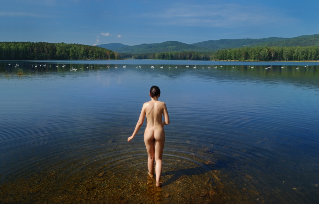 Голая семья на пляже серебряный Бор