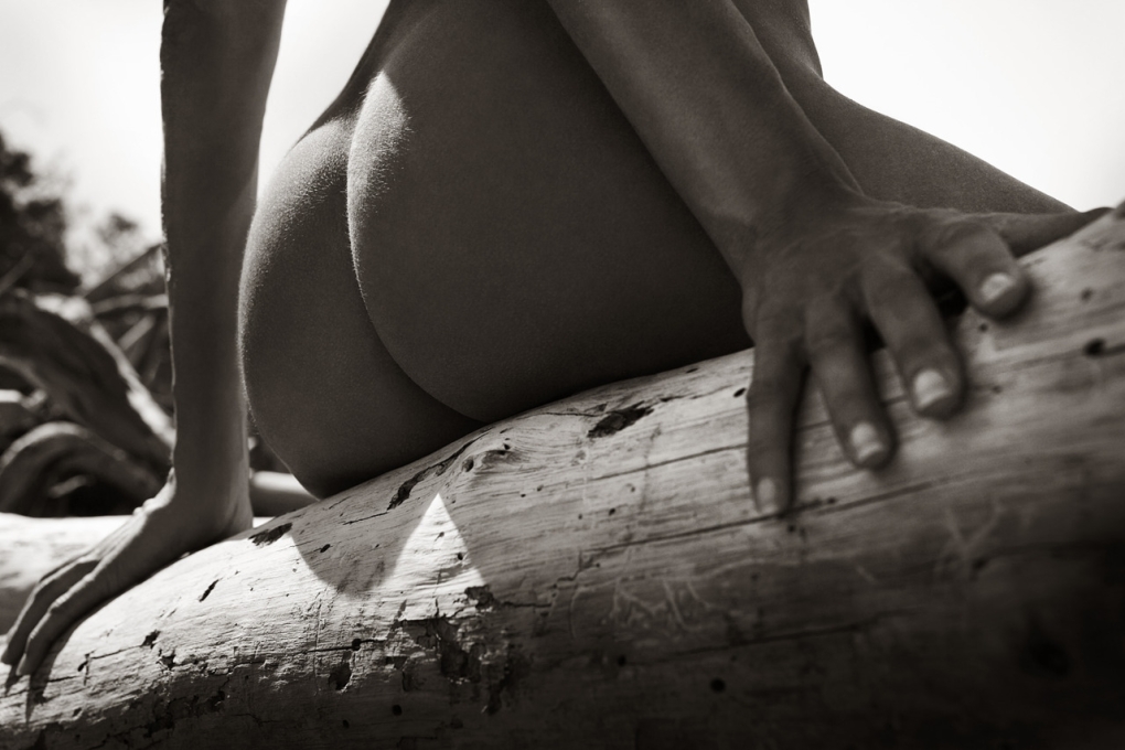 Эро фотосессия девушек на природе черно белом фоне