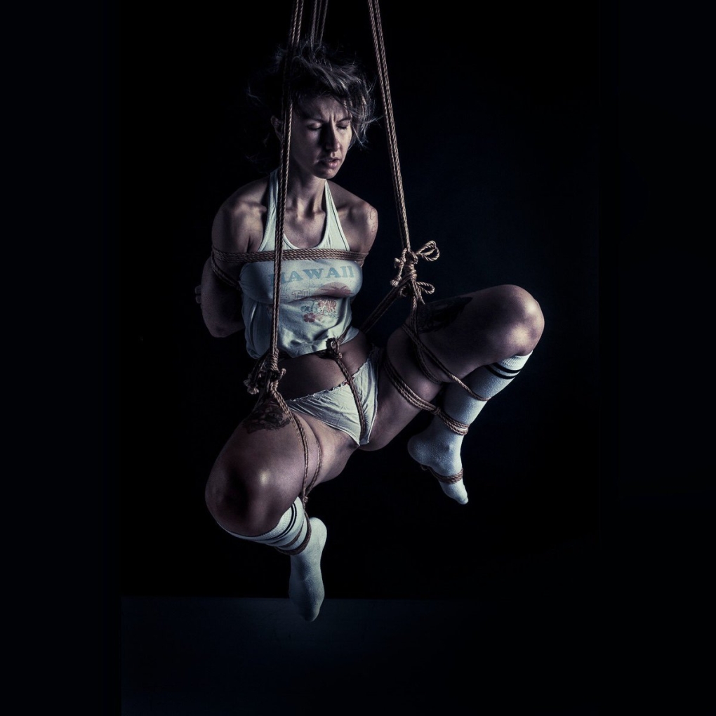 Спортивная девушка кинбаку эро