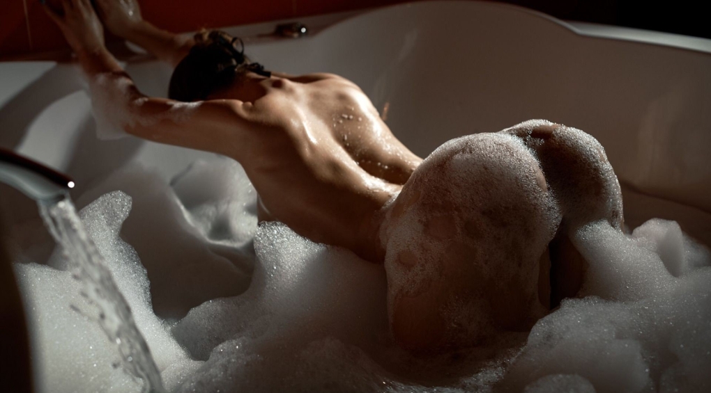 Эротическая фотосессия в ванне