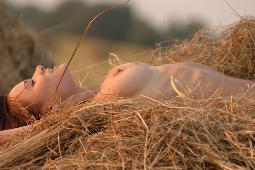 Фотосессия в сене голые