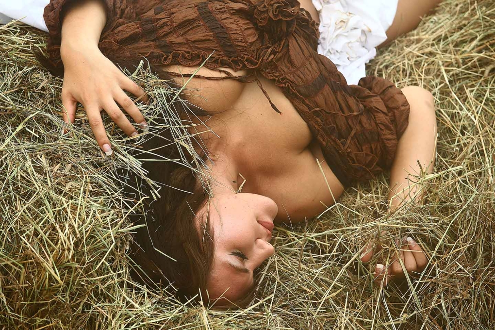 Ню на сеновале черно белое