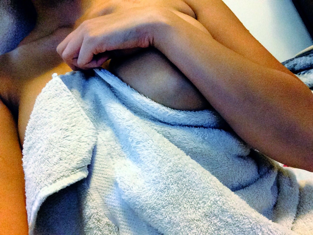 Девушка в полотенце без лица