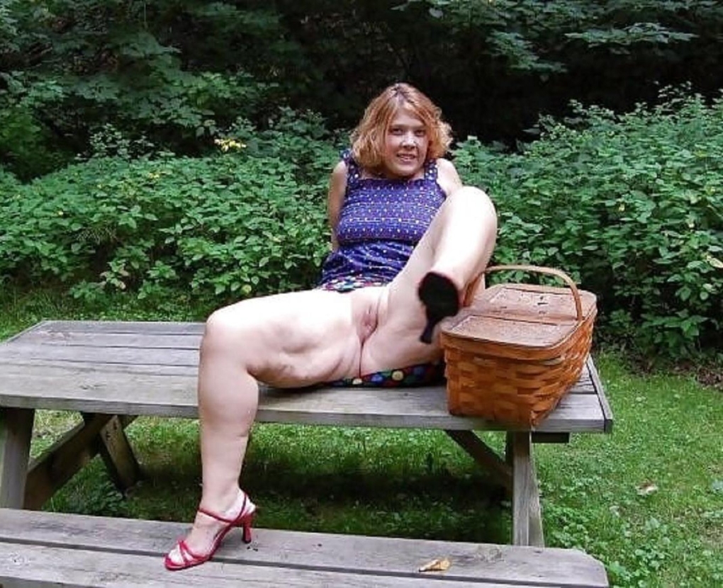 Пожилые женщины без трусов на природе