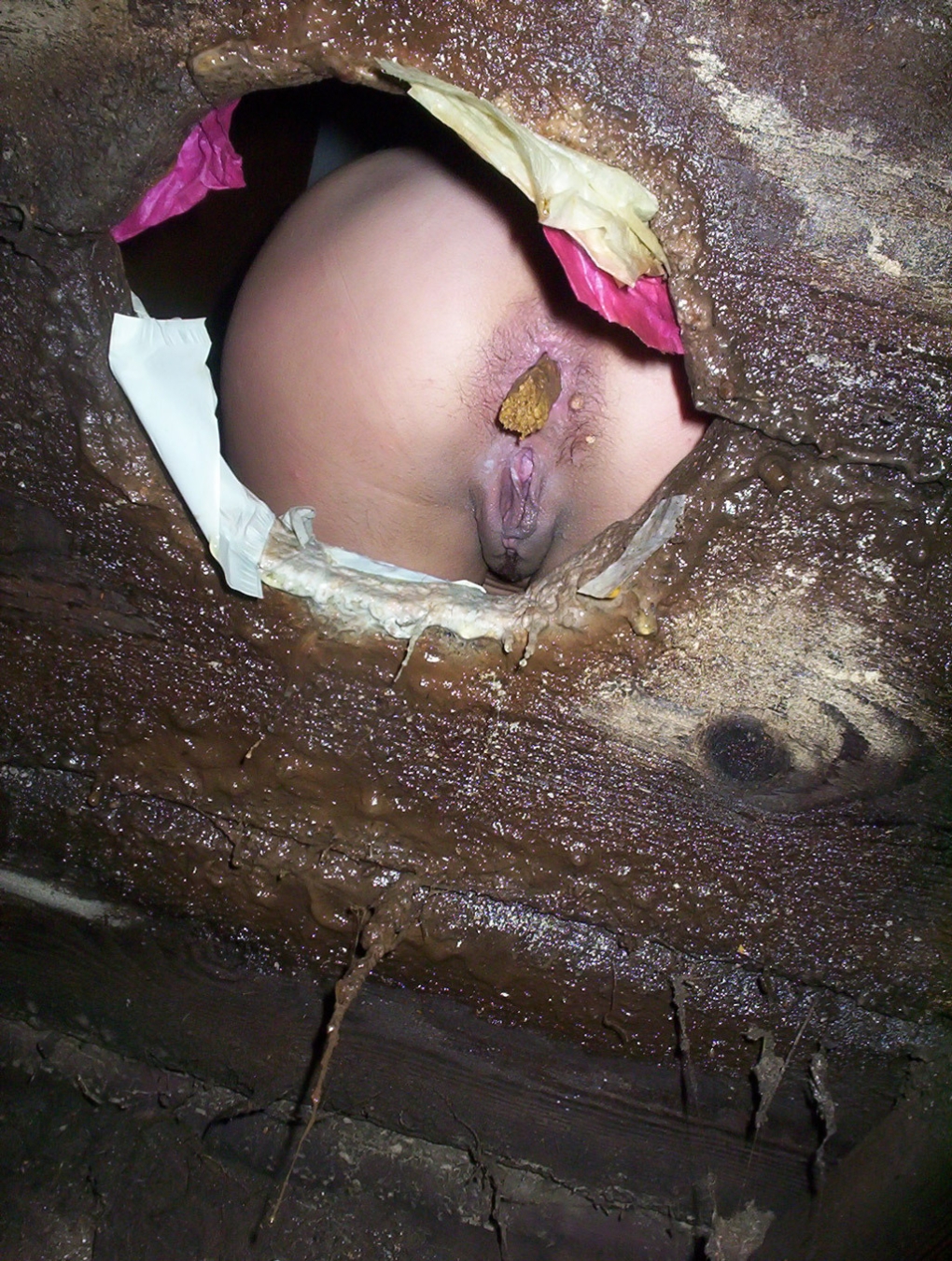 Женщина срет крупным планом