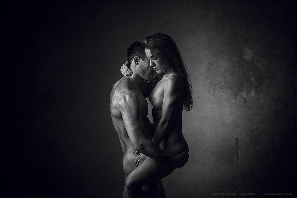 Голые мужчина и женщина на белом фоне