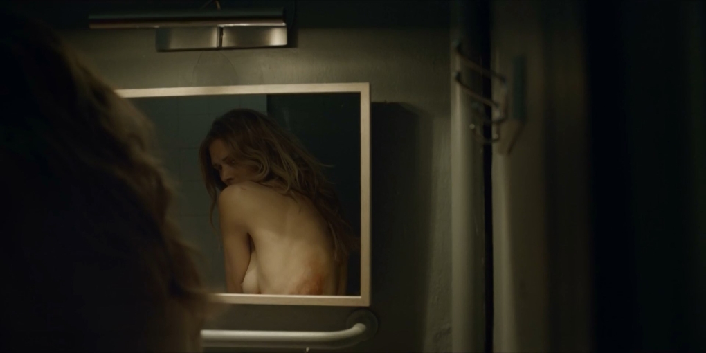 Рут Брэдли голая грудь