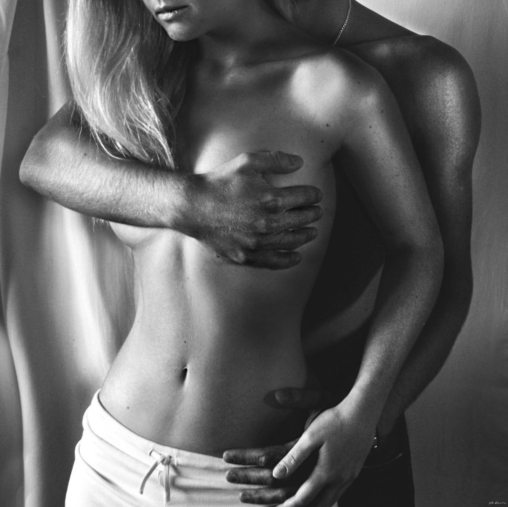 Голые мужчины обнимаются