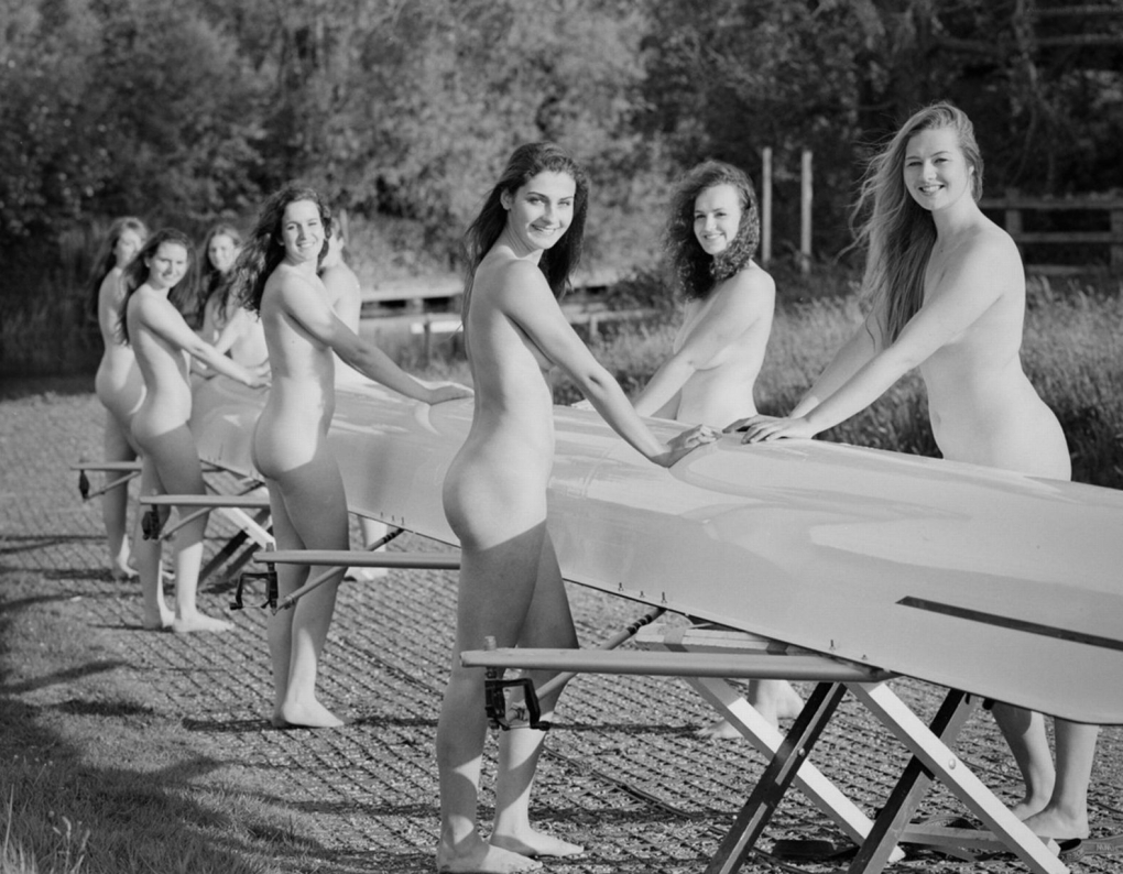 Студенты разделись для фотосессии