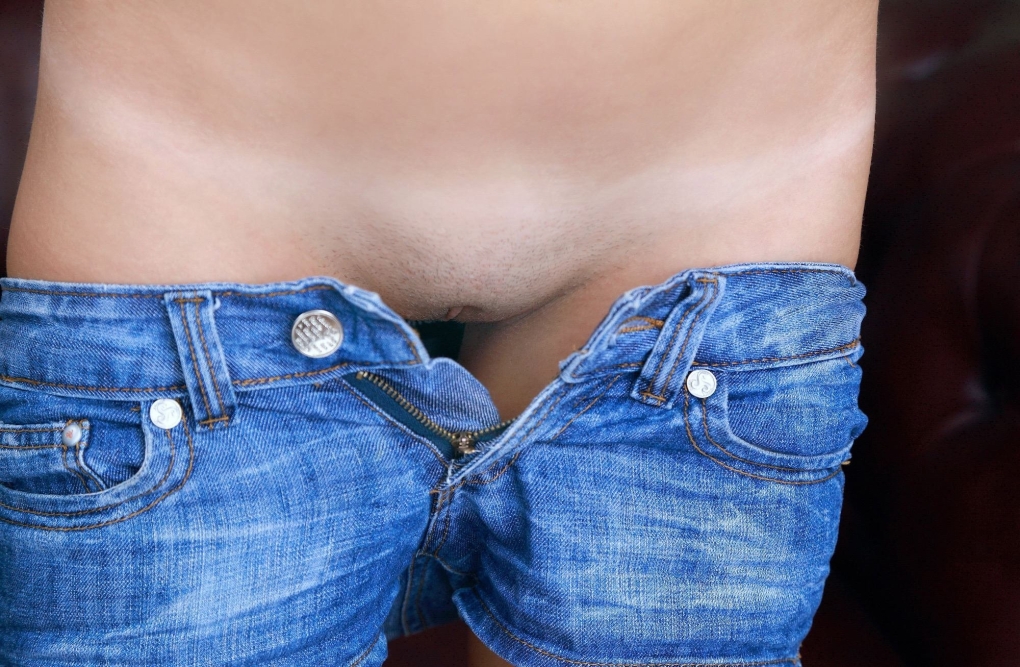 Худенькая девушка в шортах без трусов