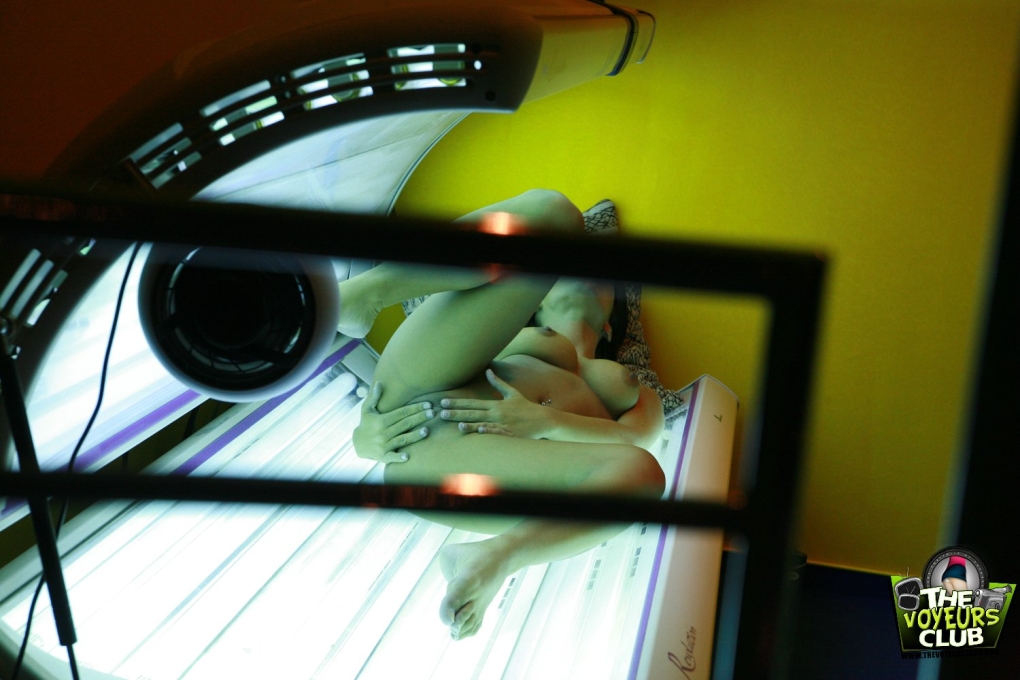 В солярии скрытой камерой