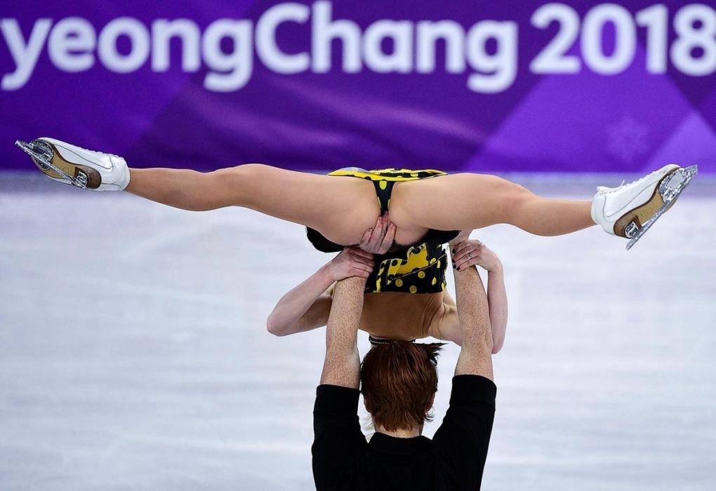 Ню фигуристка на льду