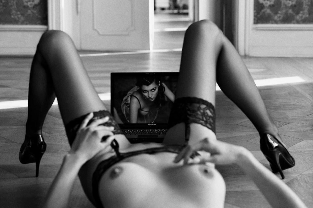 Куни девушке в чулках ню арт