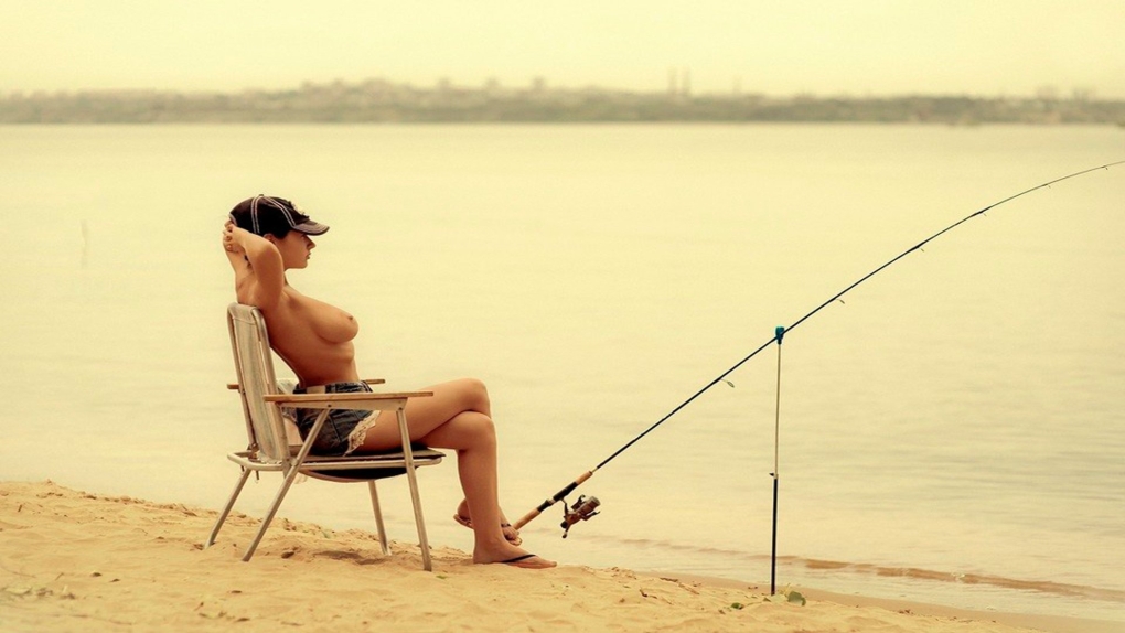 Голые брюнетки на рыбалке