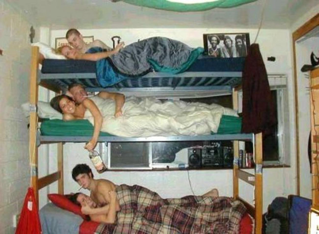 Голые девчонки в общежитии